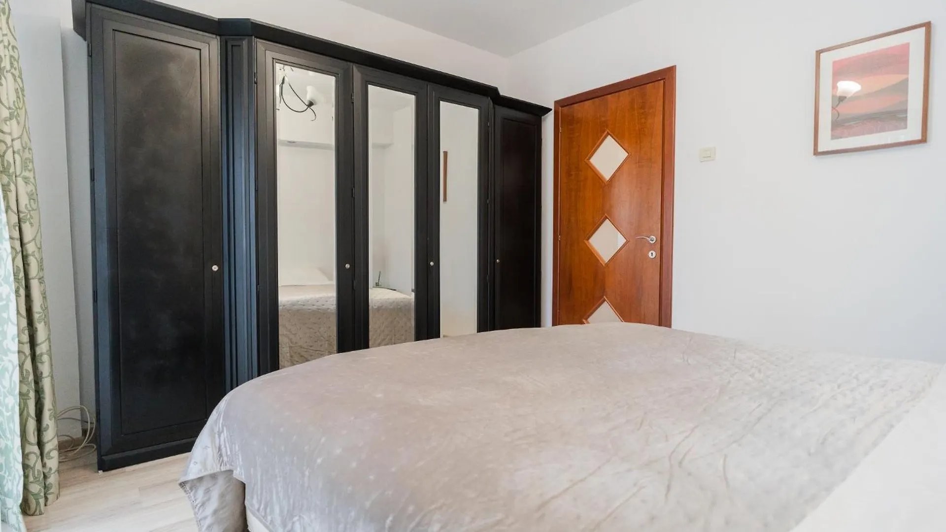 Spacious Stay Near City Center Bucharest Apartment